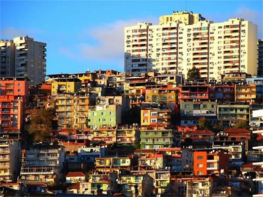 Най-опасни са сградите, които турците наричат "гечеконду" - набързо и незаконно построени убежища за преселници от провинцията.
СНИМКИ: РОЙТЕРС