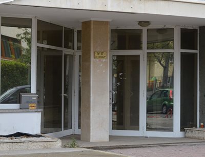 Прашните стъкла и заключената врата показват, че офисът на “Дивал 59” отдавна не е отварян.