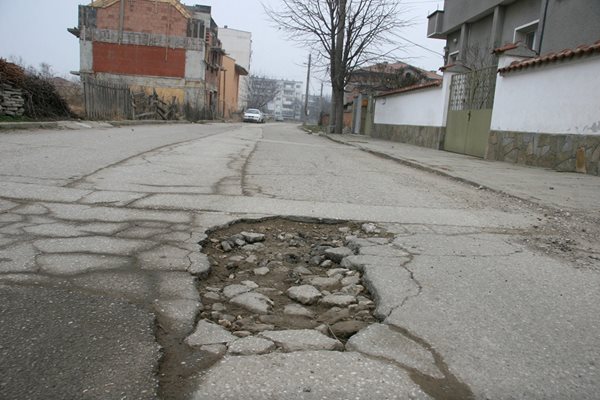 Освен пукнатини по улиците на Пловдив зеят и дупки.