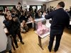 Екзитпол: Управляващата партия печели изборите в Сърбия (Обновена)