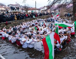 Мъжкото хоро на Богоявление м.г., за което кметът на Калофер беше глобен.