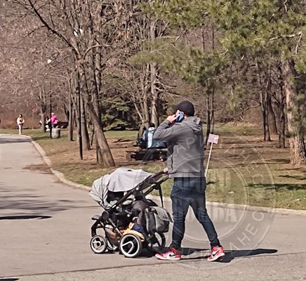 Рапърът бута бебешка количка в зоопарка