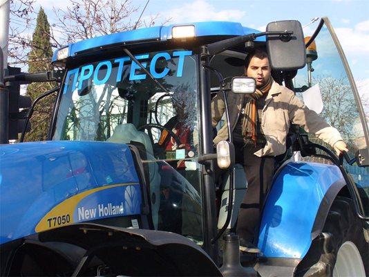 Над 150 селскостопански машини - трактори и комбайни, се включиха в протеста на земеделците в Стара Загора. Те направиха шествие в индустриалната зона на града, след което се отправиха към граничния контролно-пропусквателен пункт с Турция в Капитан Андреево.
Снимки: Ваньо Стоилов