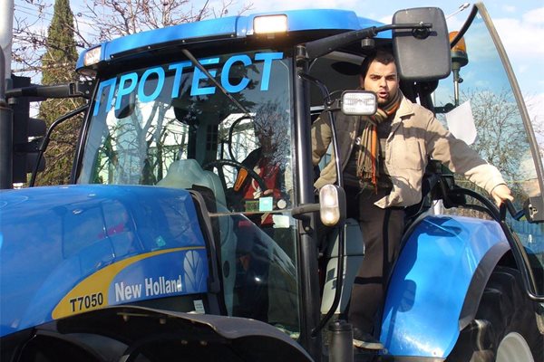 Над 150 селскостопански машини - трактори и комбайни, се включиха в протеста на земеделците в Стара Загора. Те направиха шествие в индустриалната зона на града, след което се отправиха към граничния контролно-пропусквателен пункт с Турция в Капитан Андреево.
Снимки: Ваньо Стоилов