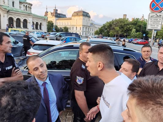 Снощи Ненков бе посрещнат недружелюбно от протестиращите пред парламента. Снимка 24 ЧАСА