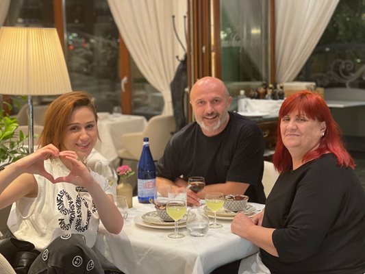 Актрисата на вечеря с майка си и Георги Тошев в столично заведение. 
СНИМКИ: ЛИЧЕН АРХИВ