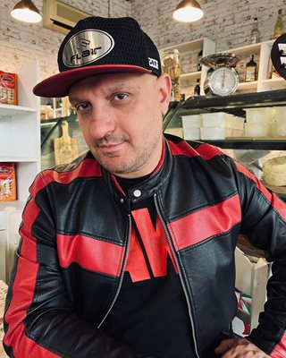 Основателят на групата DJ Диан Соло попада на видео на Дебора и е изумен