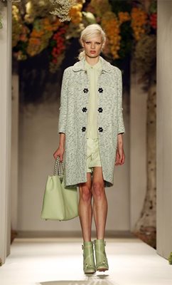 Светлозеленото палто е на дизайнерката на “Мулбери” Ема Хил.