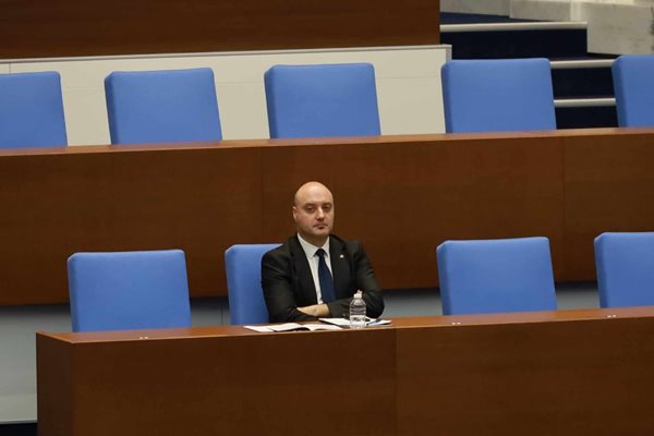 Правосъдният министър Атанас Славов следи дебата СНИМКИ: РУМЯНА ТОНЕВА
