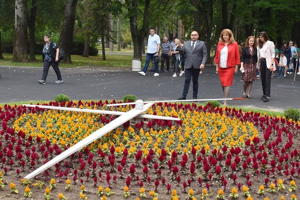 Вицепрезидентът Илияна Йотова пред часовника от над 300 стръка
цветя. Тя бе гост на Разград за откриване на обновения парк през юни 2023 г.