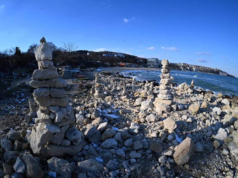 Каменни "творения" украсиха морския бряг на "Св. Св. Константин и Елена" (Галерия)