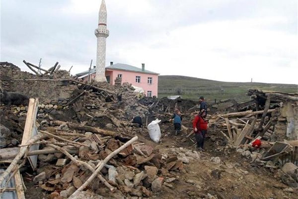 Трус със сила 6 по Рихтер срина село Окчулар в Източна Турция на 8 март.