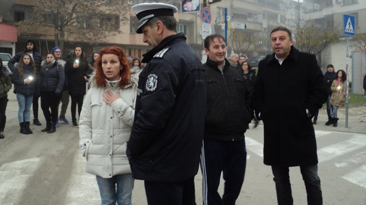 Кметът Атанас Камбитов и шефът на КАТ Данаил Стоицов разговарят с граждани на протеста.