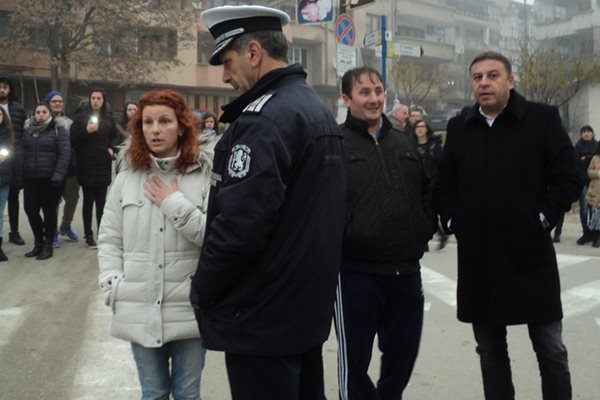 Кметът Атанас Камбитов и шефът на КАТ Данаил Стоицов разговарят с граждани на протеста.