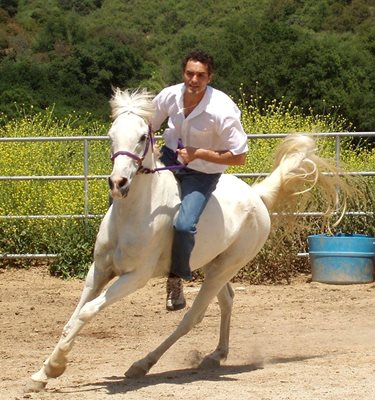 В Мексико на снимките на филма "Ел падрино", където актьорът блести и като чудесен ездач