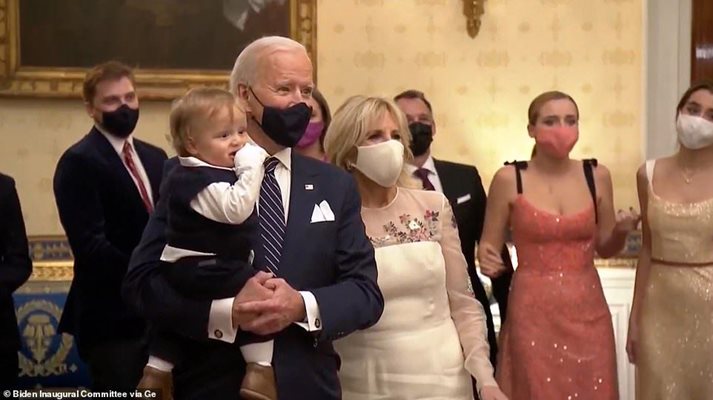 Джо Байдън танцува със 7-месечния си внук Бо в Белия дом.