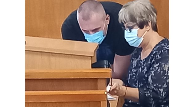 Венцеслав Караджов се съветва със своя адвокат Зоя Тошкова