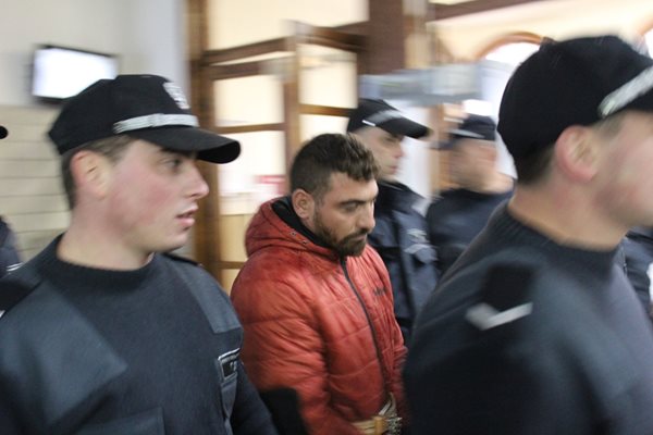 Водят Светослав Йорданов към съдебната зала по време на делото в Пазарджик. Снимка: Авторът