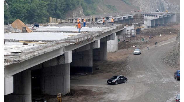 РАЗПЛАЩАНЕ: Средствата за отчуждаването на имотите при строителството на магистрала "Люлин" са били по сметки на Корпоративна търговска банка.
