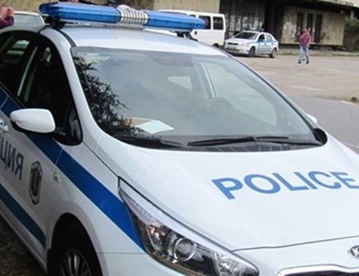 Районът е отцепен от полиция. На място има седем патрулки и криминалисти от Враца.