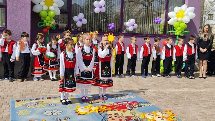 Децата бяха пременени в носии за празника.