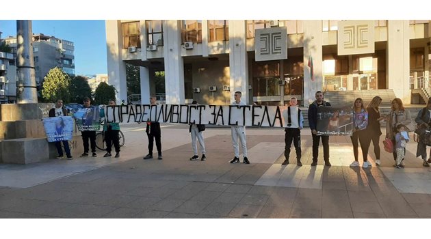 Близки, съученици и приятели на Стела се събраха пред сградата на Съдебната палата, за да кажат "не" на войната по пътищата Снимка: Тони Щилиянова