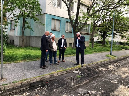 Кметът Здравко Димитров говори с екипите на ВиК за ремонта.