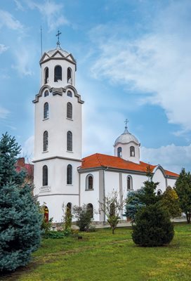 Храмът "Рождество на Пресвета Богородица" в Павликени е остевет на Игнажден през 1882 г.