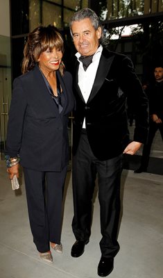 Тина Търнър позира със съпруга си Ервин Бах преди модното шоу на Джорджо Армани по случай 40-годишнината от кариерата му и откриването на Експо 2015 в Милано, Италия, 30 април 2015 г.