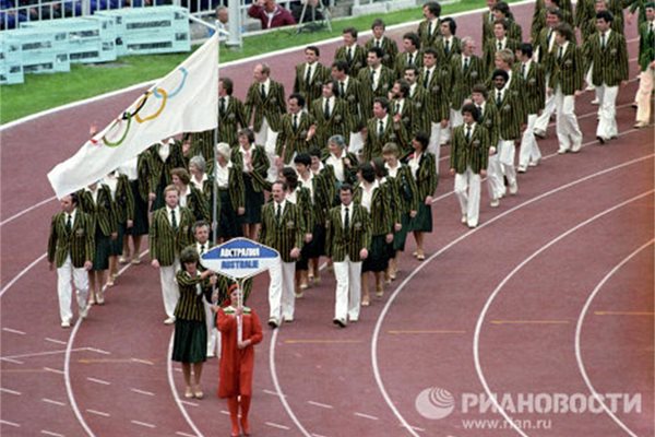 Австралийската делегация дефилира в Москва под олимпийското знаме. СНИМКИ: "24 ЧАСА"