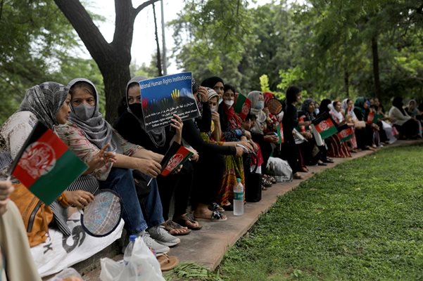 Жените в Афганистан продължават с протестите си
Снимка: Ройтерс