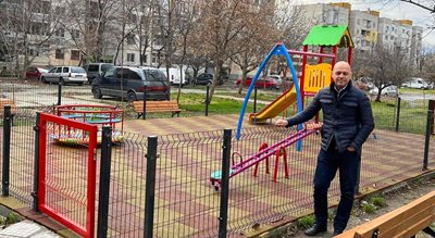 Кметът на район "Тракия" Костадин Димитров пред новата детска площадка.