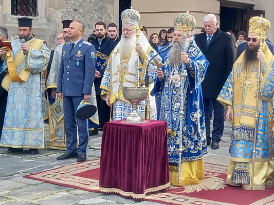 Пловдивският митрополит Николай освети бойните знамена 