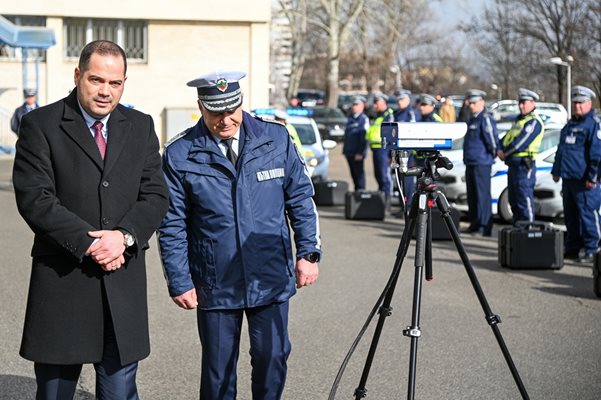 Вътрешният министър Калин Стоянов и шефът на Пътна полиция Димитър Мичев гледат една от новите камери.