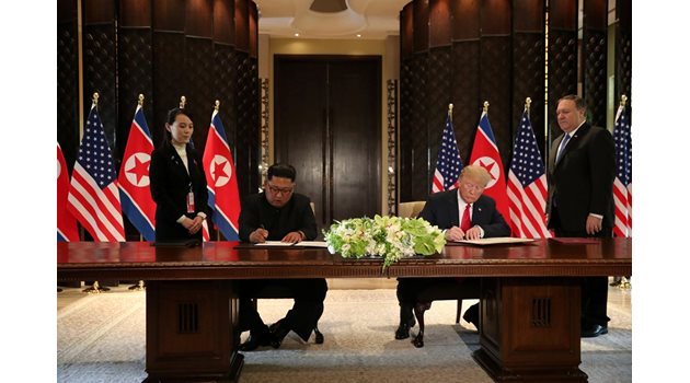 Лидерите на САЩ и Северна Корея подписаха двустранен документ Снимки: Ройтерс