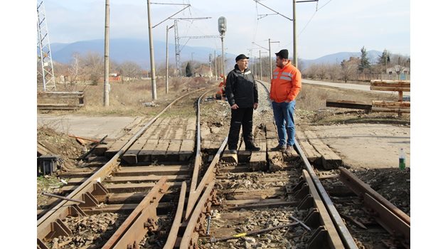 Началникът на звеното за разледвания в Министерството на транспорта Бойко Скробански /вляво/ също дойде на мястото на инцидента на гара Шивачево..