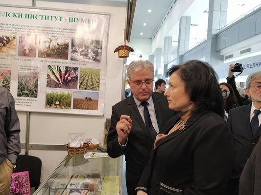 Министърът на земеделието Десислава Танева разгледа с интерес щандовете на научните институти от Селскостопанска академия