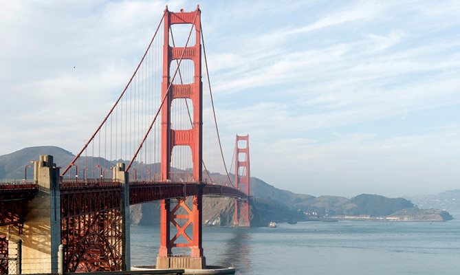 Мостът “Голдън гейт” със сигурност е основната забележителност и привлича милиони туристи в Сан Франциско.