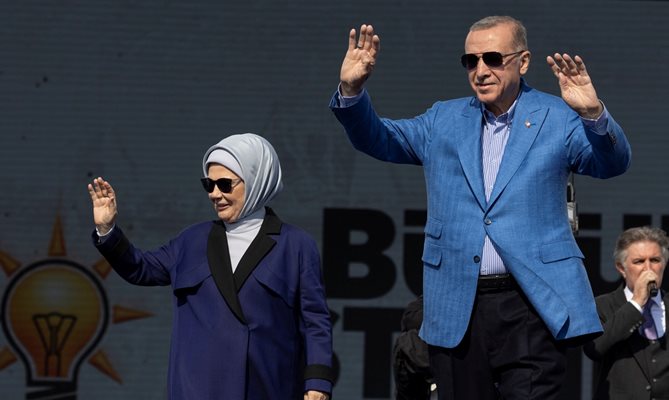 Реджеп Ердоган поздравява своите поддръжници със съпругата си Емине на митинг в Истанбул.