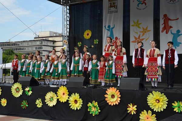 Над 900 деца на фестивала "Шарено цвете" в Благоевград.