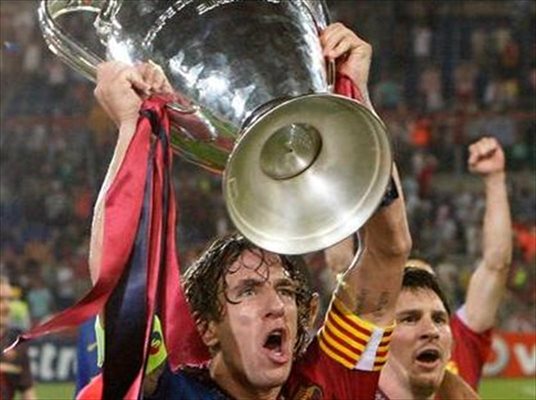 Капитанът на “Барселона” Карлес Пуйол триумфира с купата.
СНИМКА: РОЙТЕРС