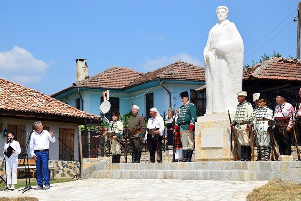 Откриха паметник на Левски в село Раювци
Снимки: Община Елена