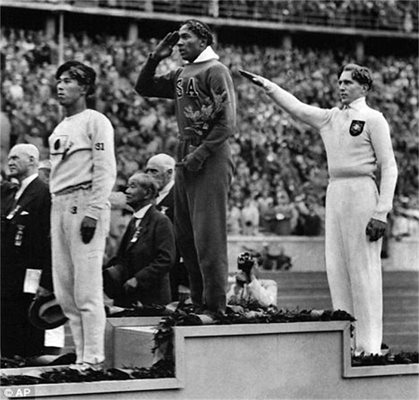 Джеси Оуенс поздравява Хитлер по време на олимпиадата в Берлин през 1936 г.