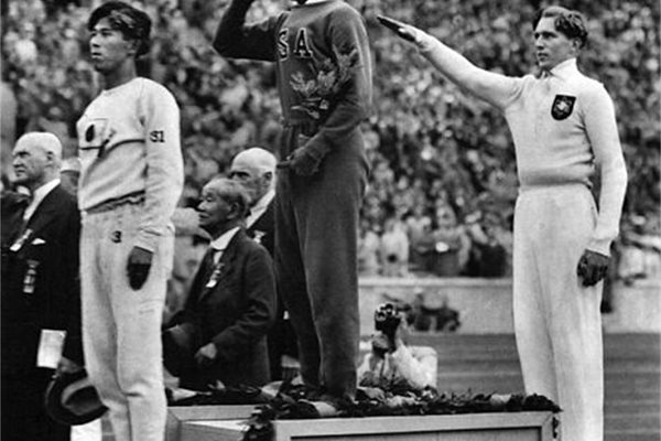 Джеси Оуенс поздравява Хитлер по време на олимпиадата в Берлин през 1936 г.