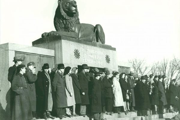Софиянци пред оригиналния Паметник на Незнайния воин през 1944 г.