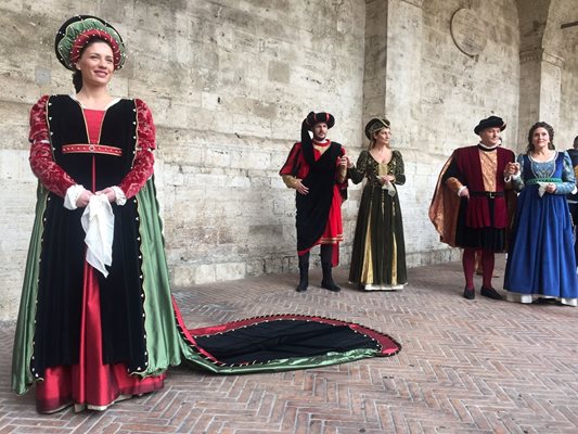 През юли и август в Асколи се провежда шествие в исторически костюми.