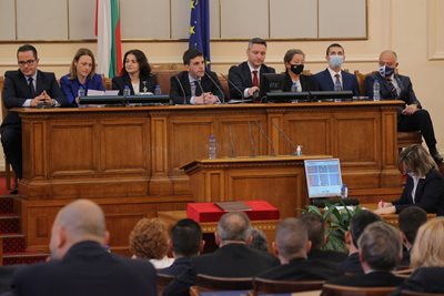 След като бе избран за зам.-председател на 47-ото НС Атанас Атанасов седна в края на президиума.