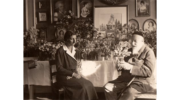 Монархът в  изгнание  Фердинанд  в двореца  “Августин” през 1931 г.  с дъщеря си княгиня Евдокия.