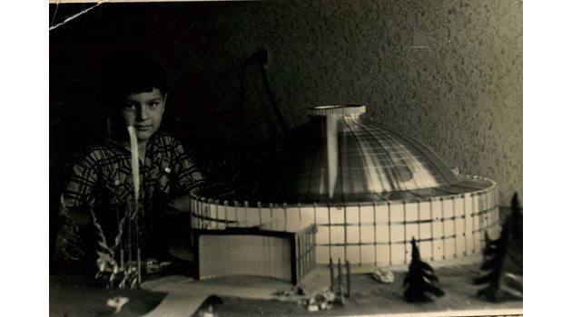 Племенникът Пламен Мутафчиев като дете с макет на сградата на цирка