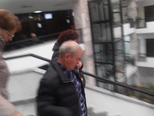 Янев излиза от сградата на съда.